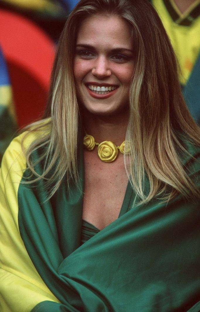 为了追求苏珊娜,罗纳尔多经常飞回巴西找她.