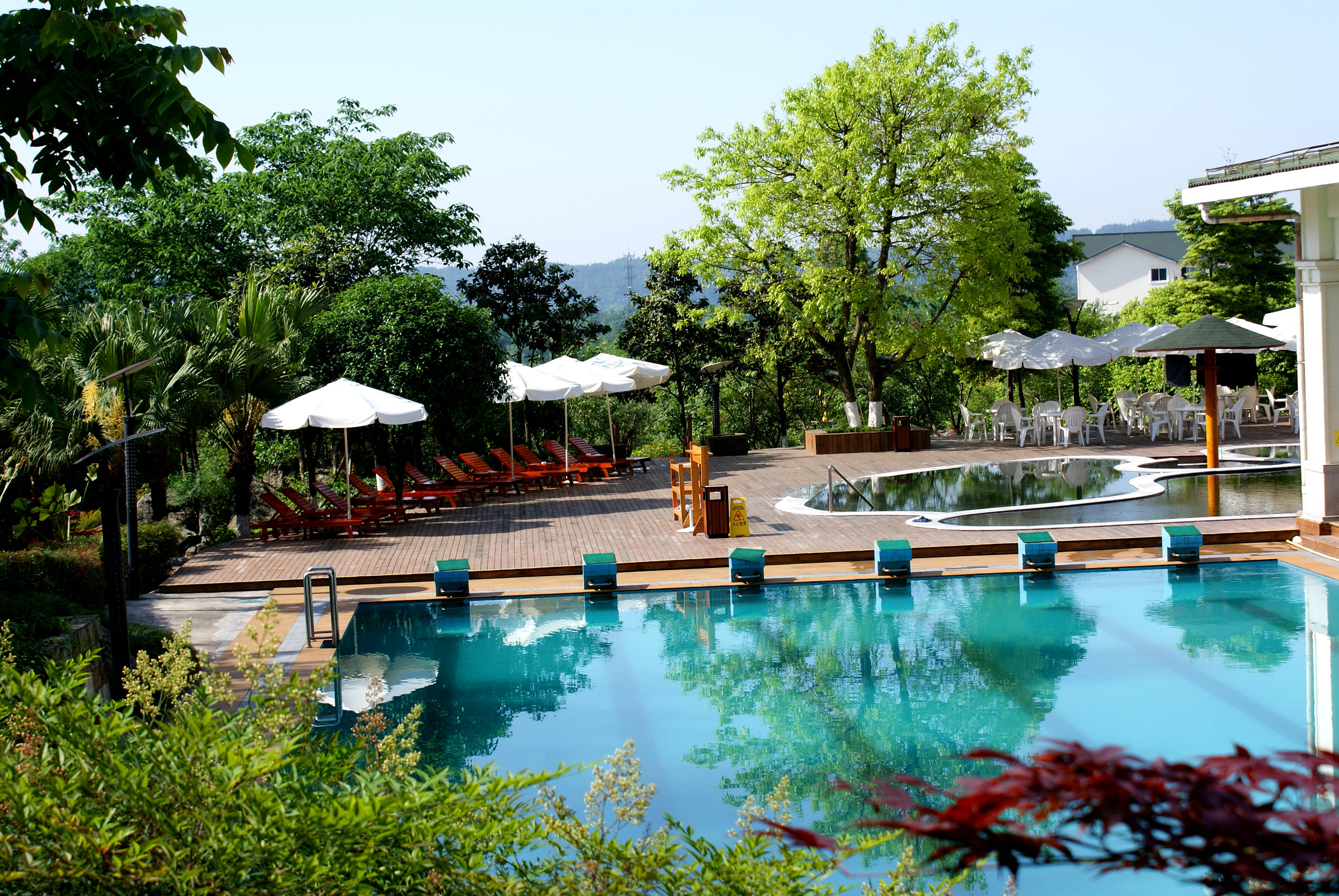 绵洲温泉酒店坐落于风光绚丽,山势奇峻的千佛山,罗浮山旅游开发区