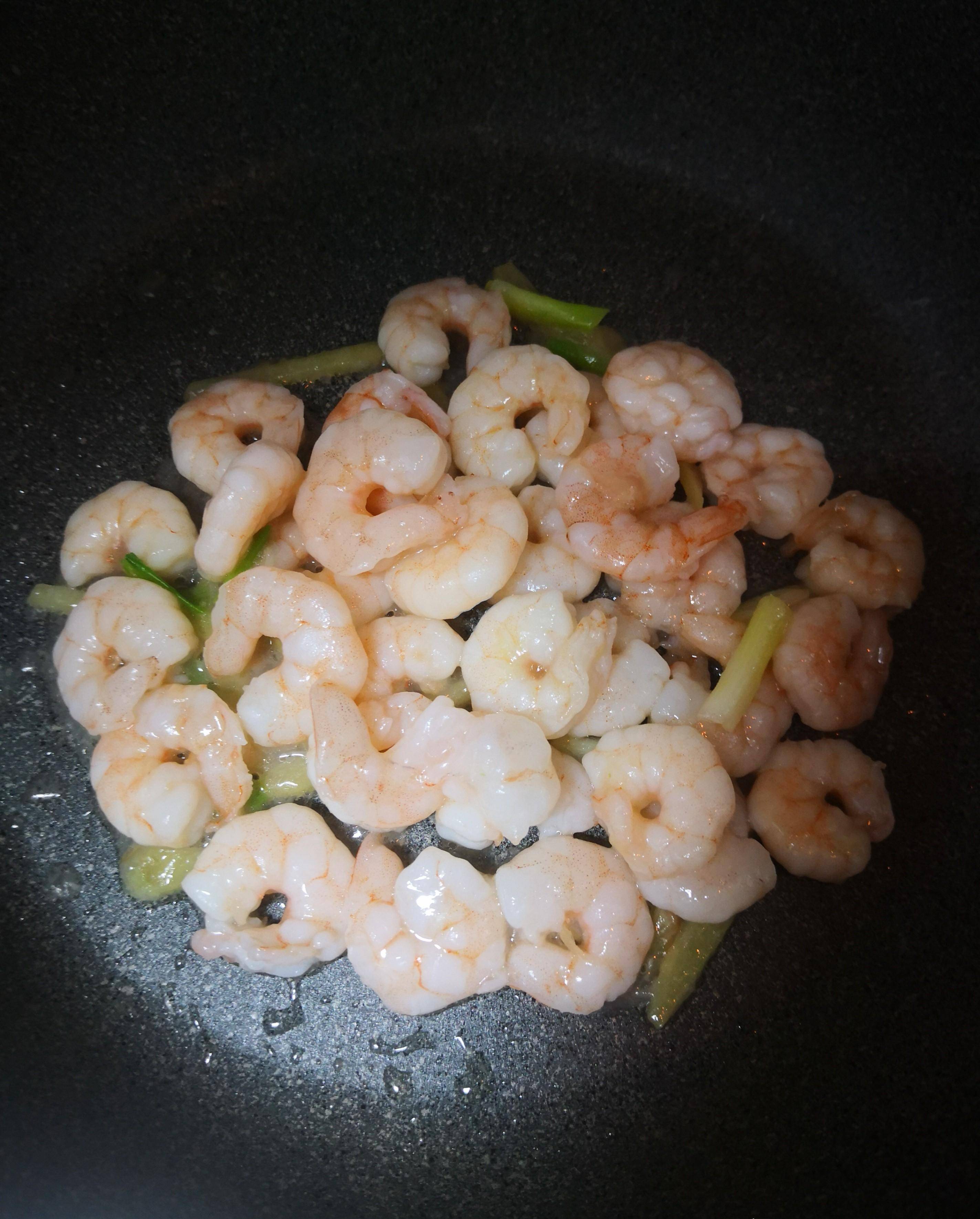 春节期间,客人在家煮虾蛋,它柔软可口,高蛋白低脂肪,他吃的着急_关火