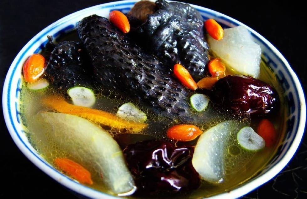 天气热了,给家人煲一碗药膳乌鸡汤,既能滋补身体,又美味下饭