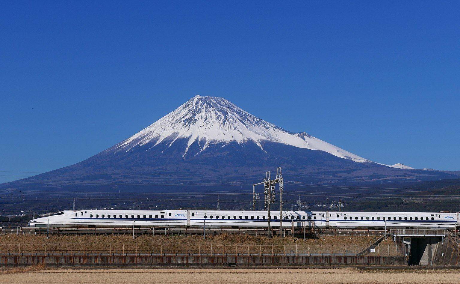 白毛暴雪突袭日本，富士山极寒破纪录！网友：会不会让它打喷嚏？