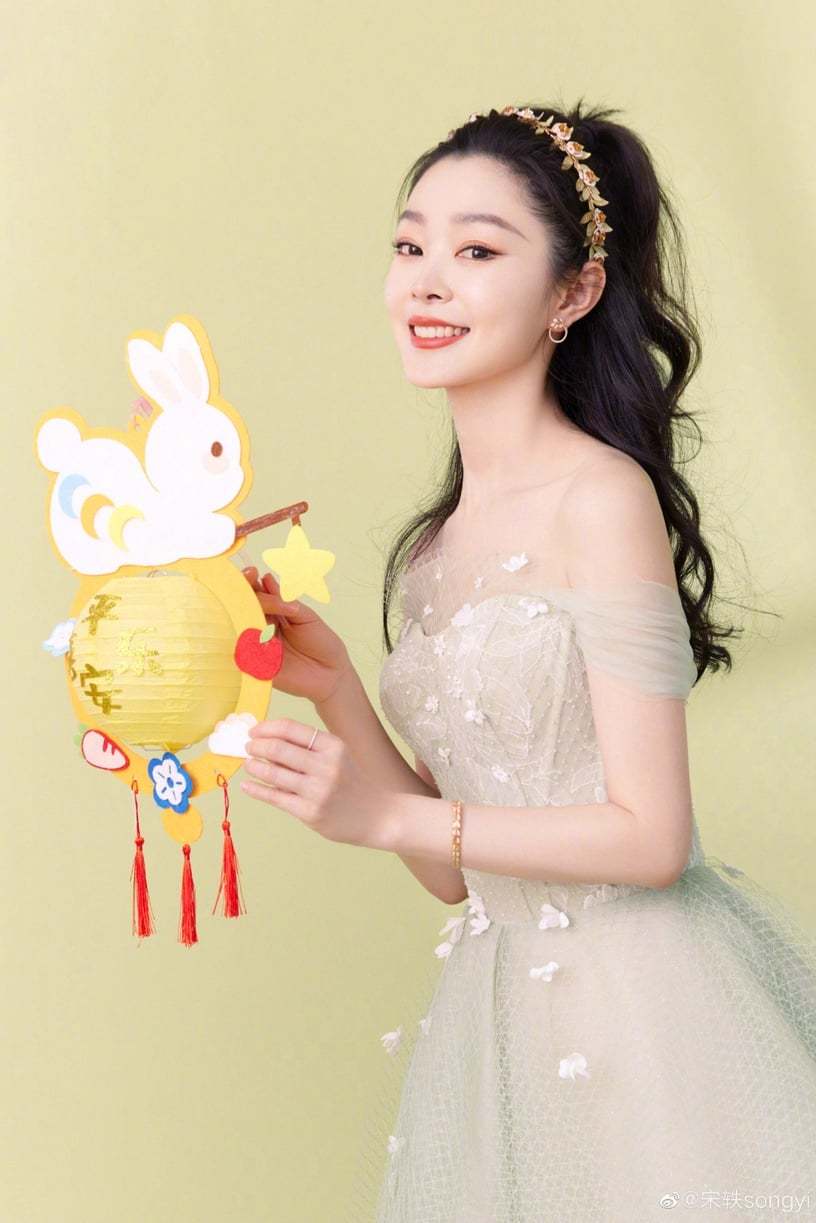 图片来源:微博@宋轶宋轶也换上另外一套小红裙,宋轶原本皮肤就白,这一