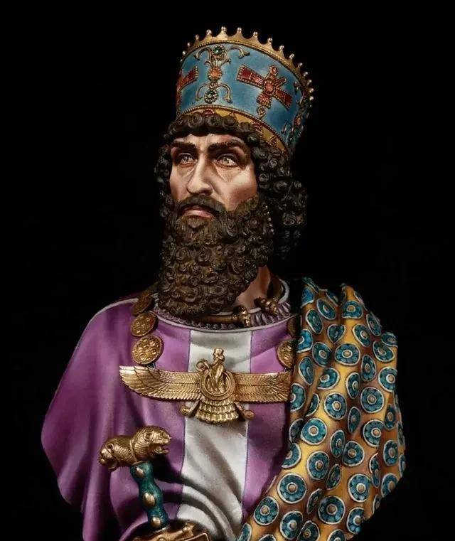 他是大流士大帝的儿子,他的母亲阿托莎是阿契美尼德帝国创始人居鲁士