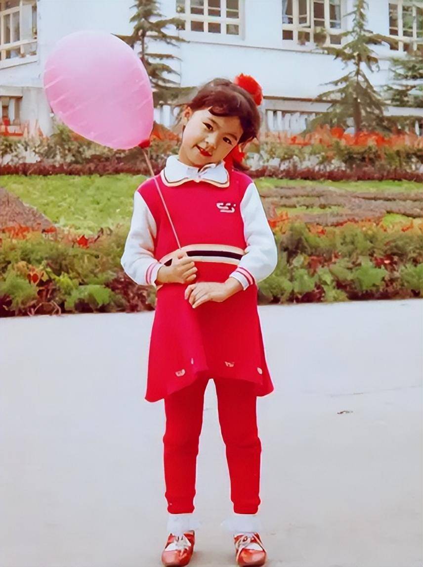 小小年纪,郁可唯就会唱《在希望的田野上》《掌声响起》《敢问路在