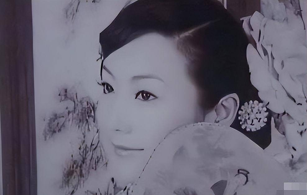 随后就对徐艺丽开始各种糖衣炮弹,又是送花,又是写情书,很快两个人就