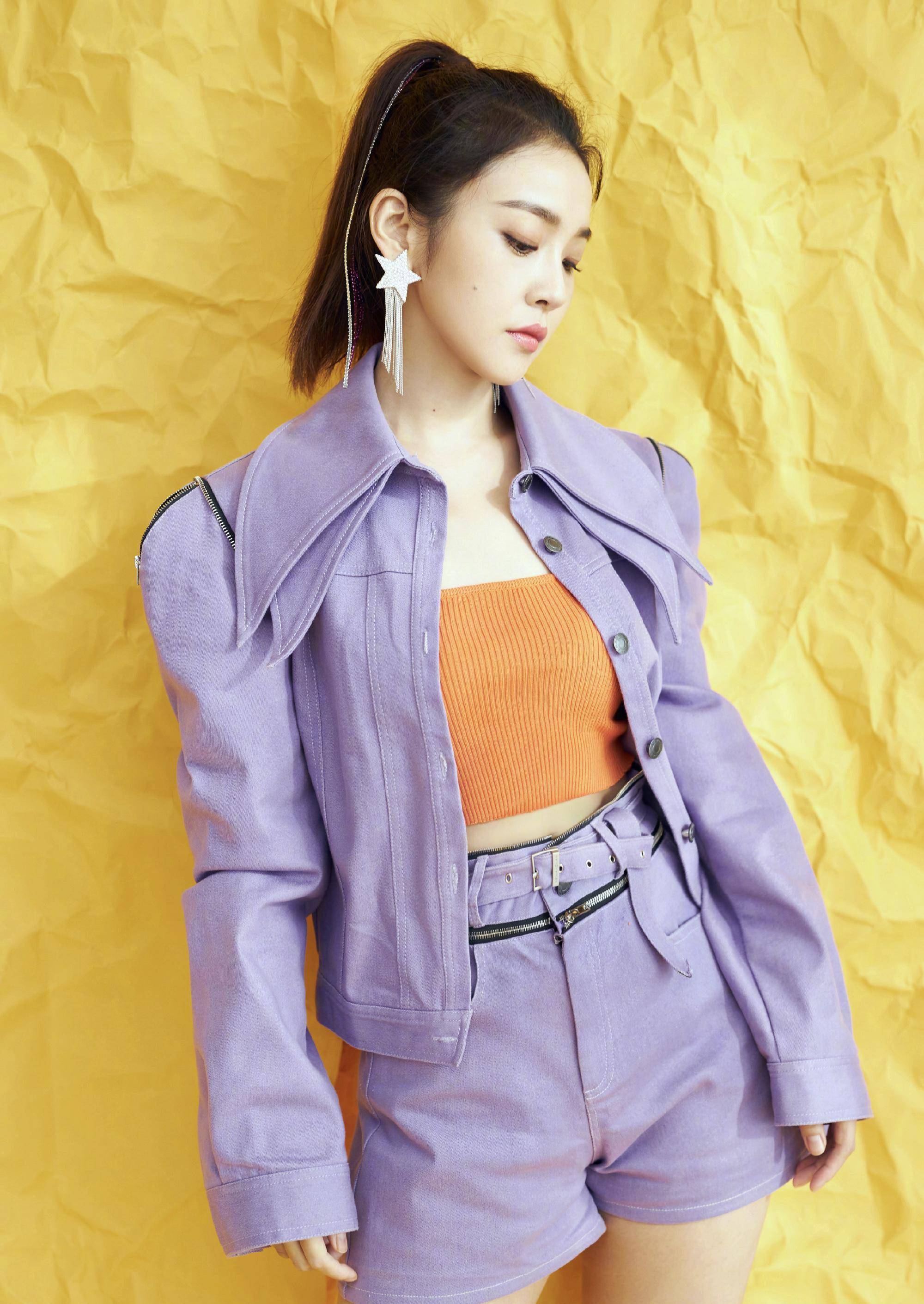 曾与陈学冬传绯闻,白色t恤搭牛仔留住夏天,张佳宁是猫系女生?