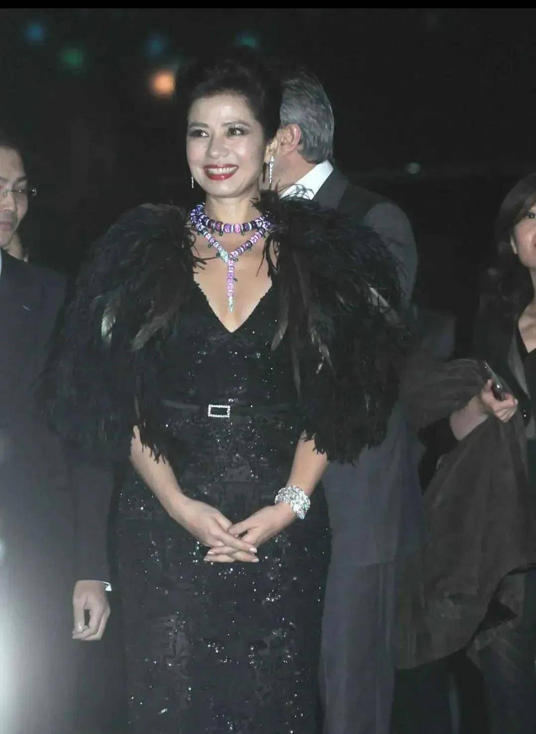 62岁钟楚红穿深v镶钻裙大秀身材,年过花甲饱满紧致,太美了