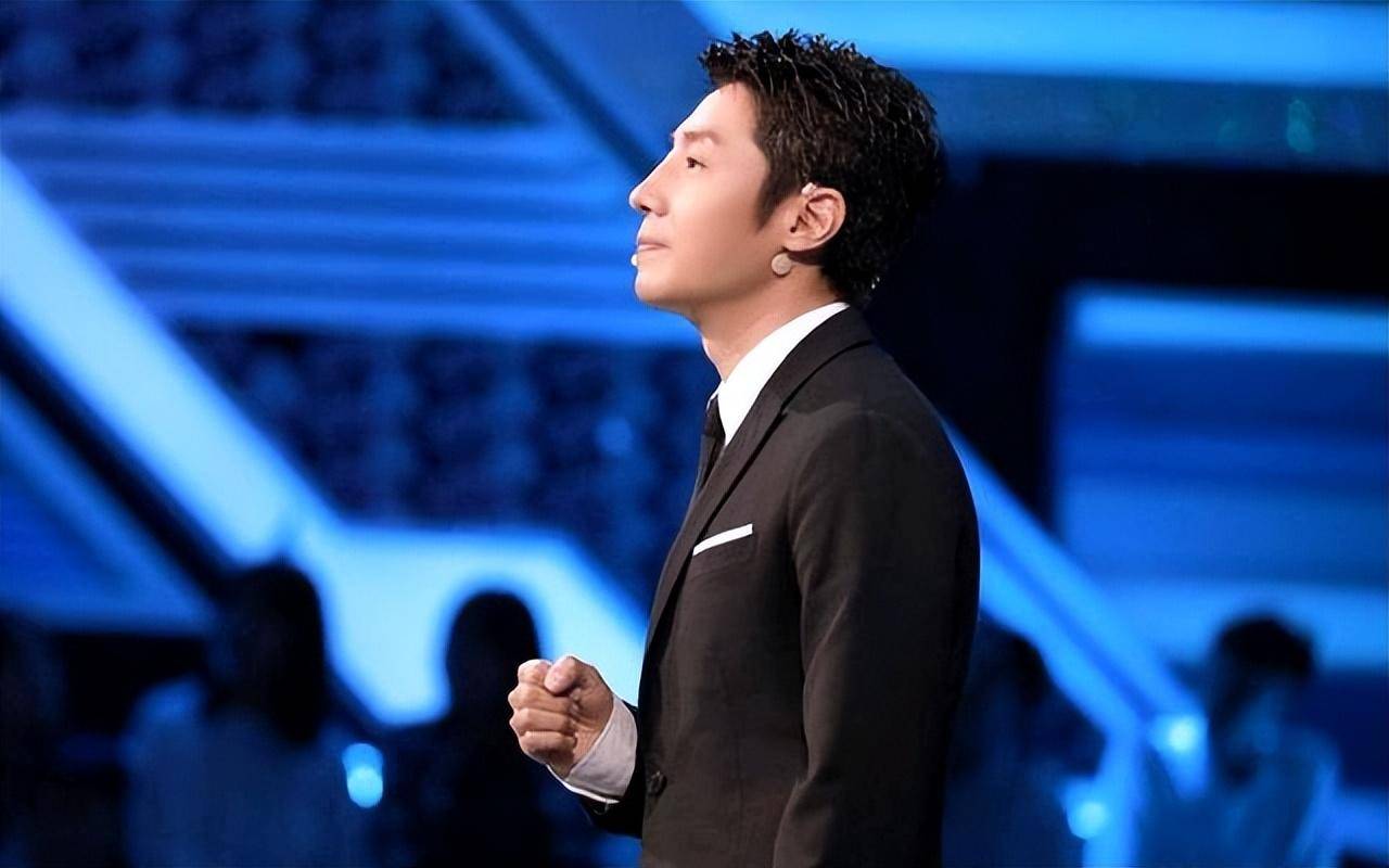 撒贝宁回武汉老家探亲,衣着朴素眼角皱纹明显,和春晚舞台差别大_感觉