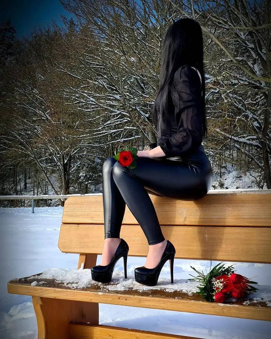 雪中玫瑰,身穿黑色紧身皮裤,脚蹬恨天高,冷艳飒爽,女王风范!