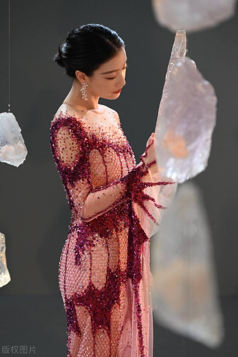 倪妮的气质无敌了,穿墨绿色旗袍秀"花瓶身材",真是端庄又迷人_美感_元