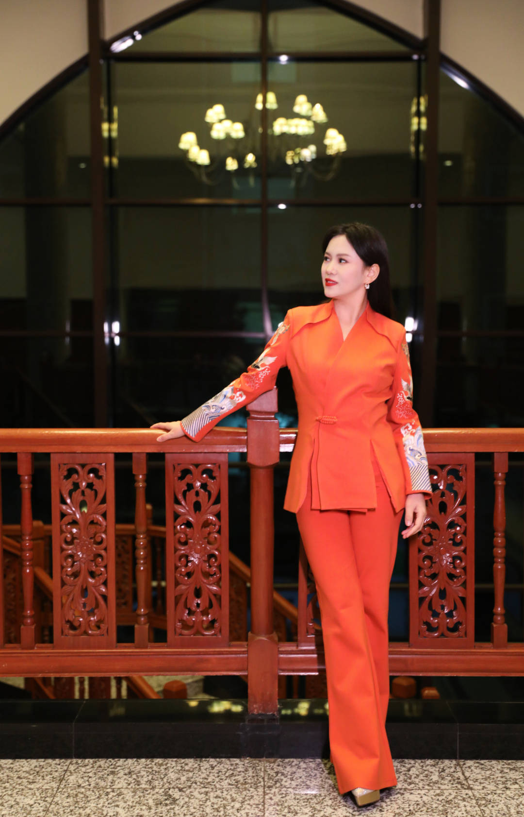 "最美外交"主持人刘美希中国风写真曝光 尽显端庄典雅气质_衣服_套装