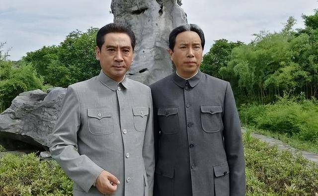 唐国强与王馥荔牵手合影,女方激动地原地转圈,林永健低调站角落_网友