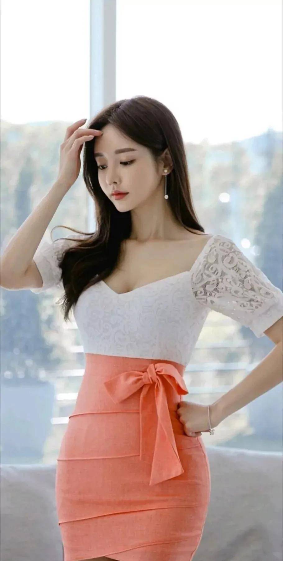 毕业于国外清州大学,参加了ulzzang脸赞时代节目而出现在众人面前