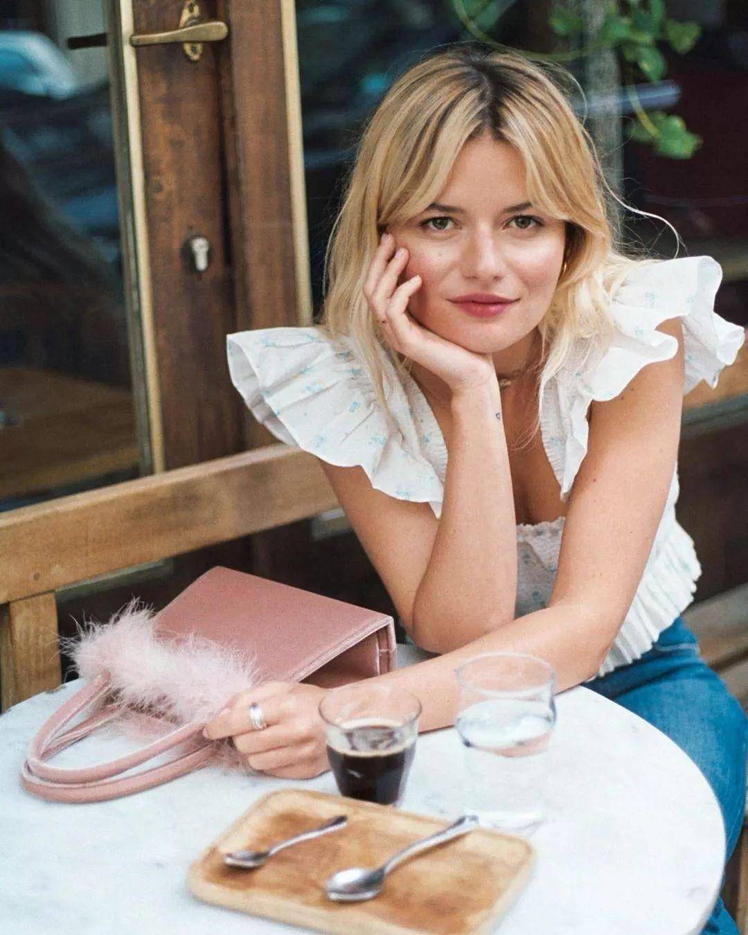 小个子还微胖,这个法国博主也太会打扮了吧_socol_sabina_风格