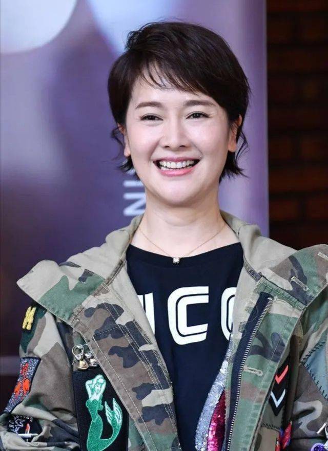 左小青近照惹争议,脸僵硬的跟戴着硅胶面具一样,没滤镜都显老!