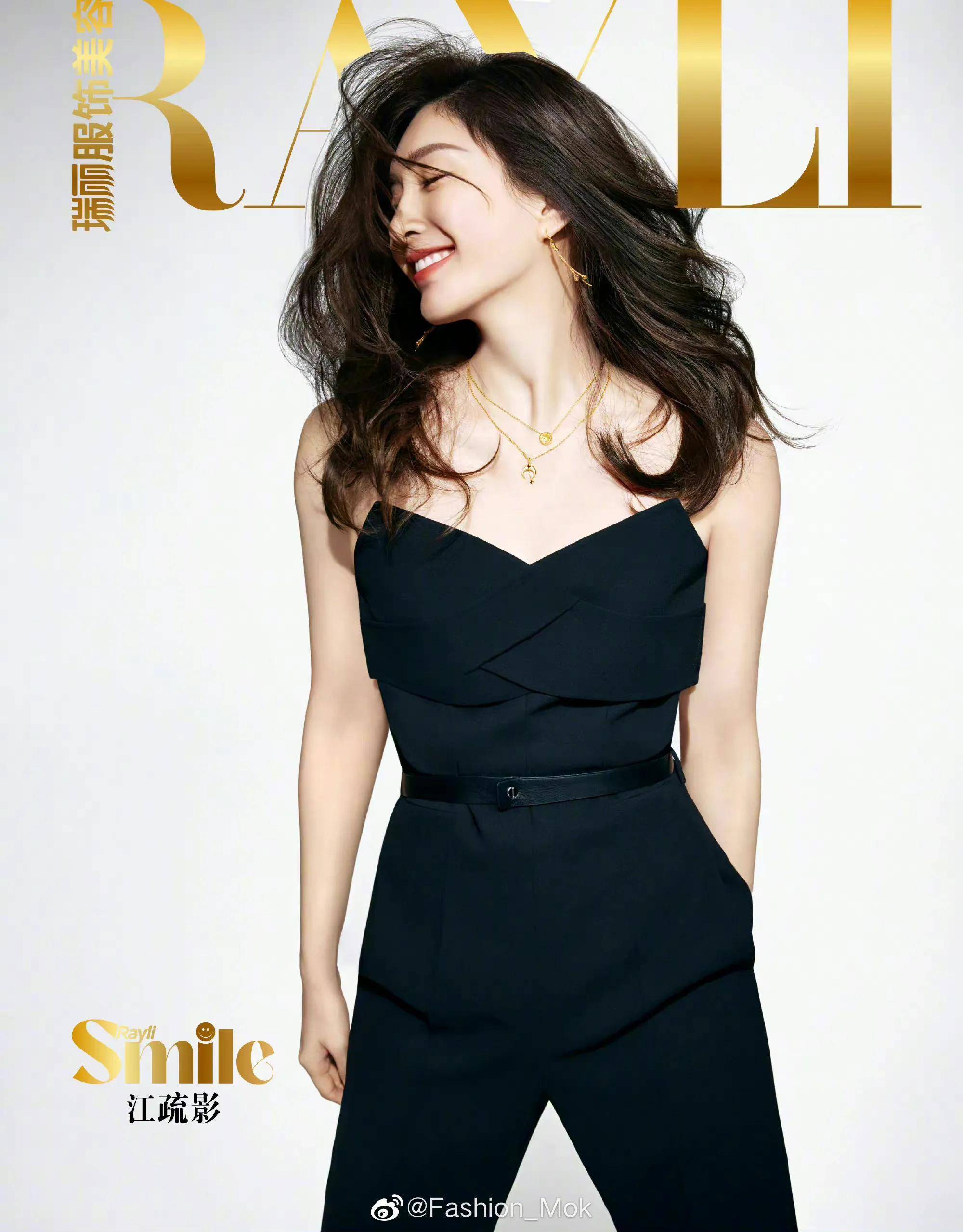 江疏影最新杂志写真大片,一袭黑色抹胸连衣裙,美丽迷人_金色_明亮