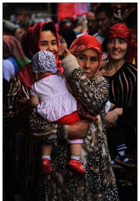 迪丽热巴一袭红色维族舞纱裙,造型美艳动人,展现异域风情_服饰_新疆