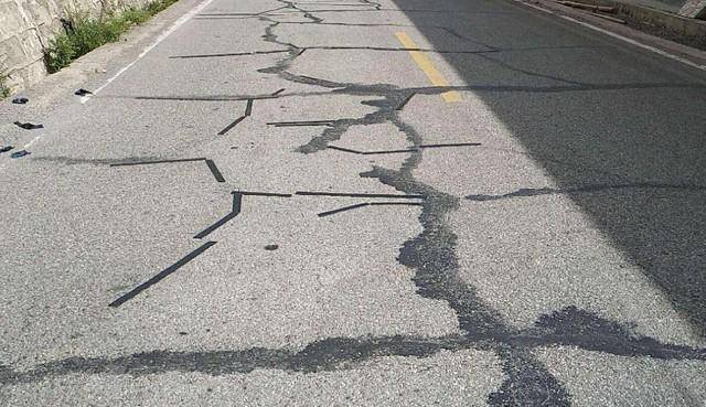 道路快速修补,水泥路面裂缝修补,混凝土路面修补,道路裂缝补修_沥青路