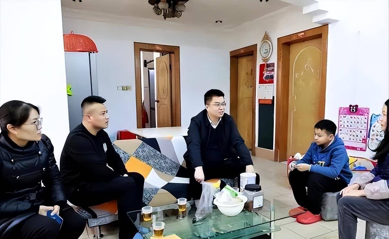 县委书记慰问"困难群众"惹争议,官方回应:表述不准,深表歉意_德庆县