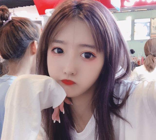 有网友爆料说,现在的王乐乐开始重新回到学校念书,考进了音乐学院.