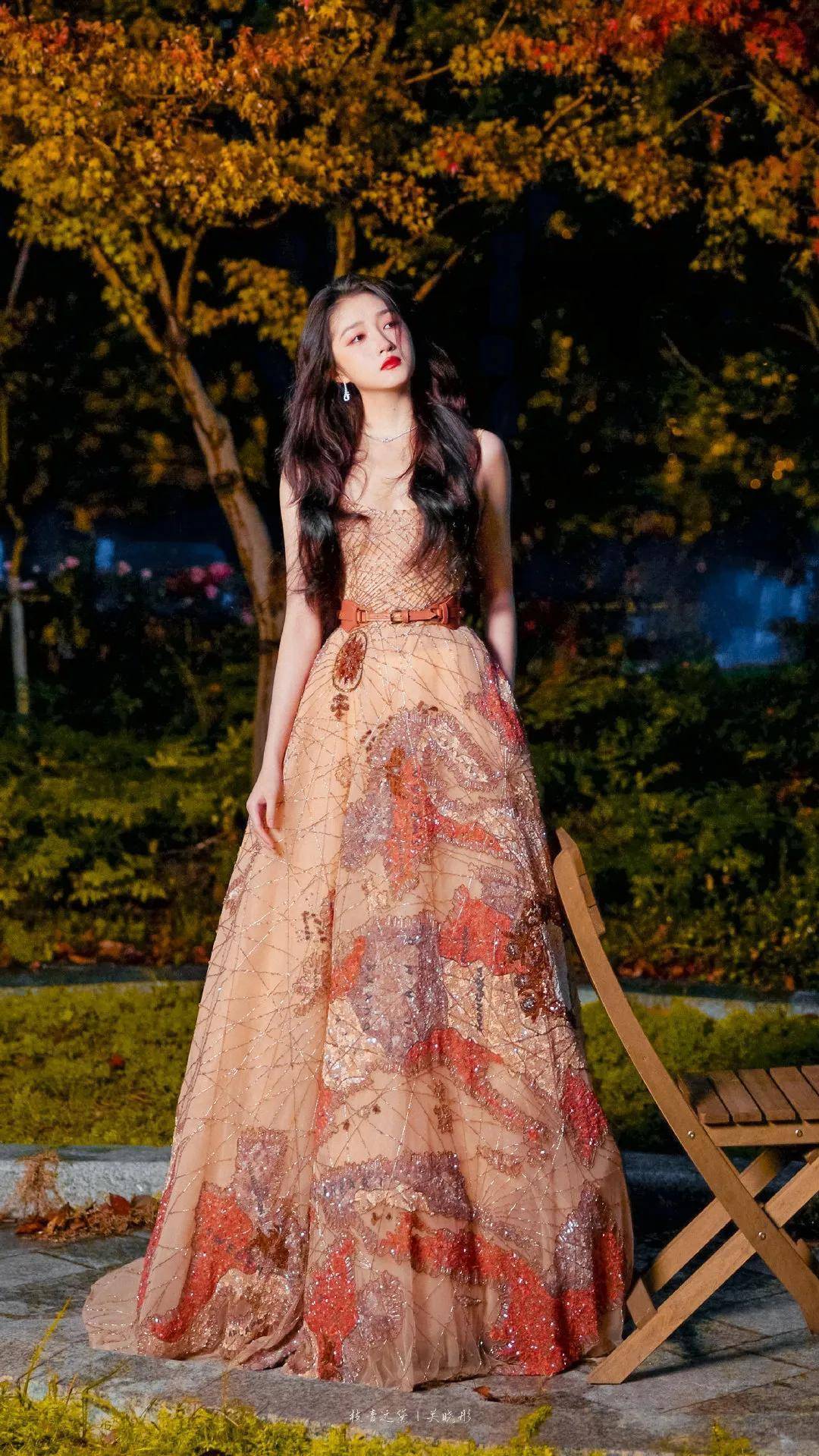 网友晒出鹿晗关晓彤合照,手机壁纸上的婚纱照疑似曝光_祝福_情侣_气息