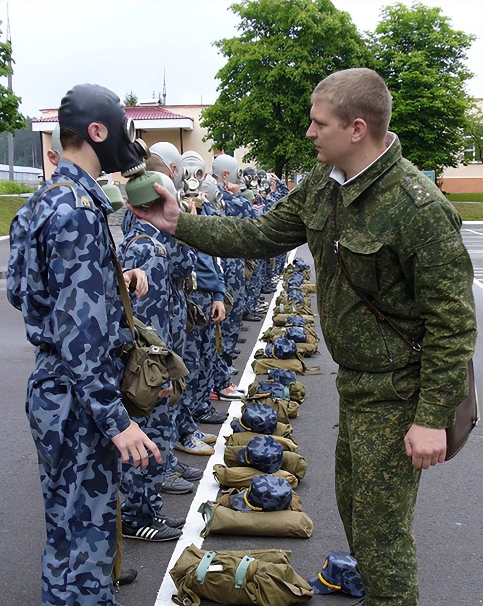 俄羅斯準備打大仗,中學生要學ak47扔手榴彈_軍事_軍訓_戰場