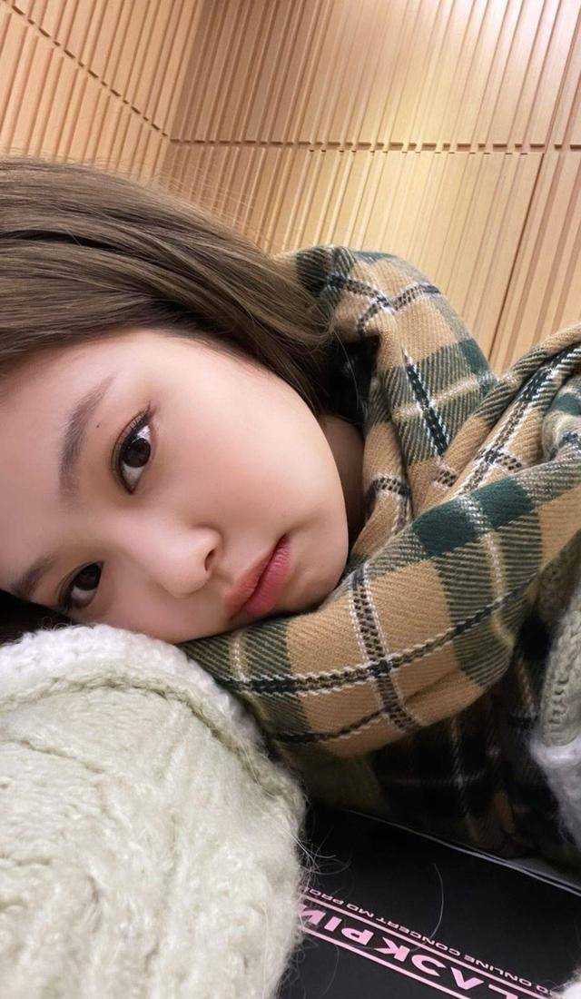 粉墨jennie丸子头造型拍摄韩国vogue大片,这发际线不容乐观啊!