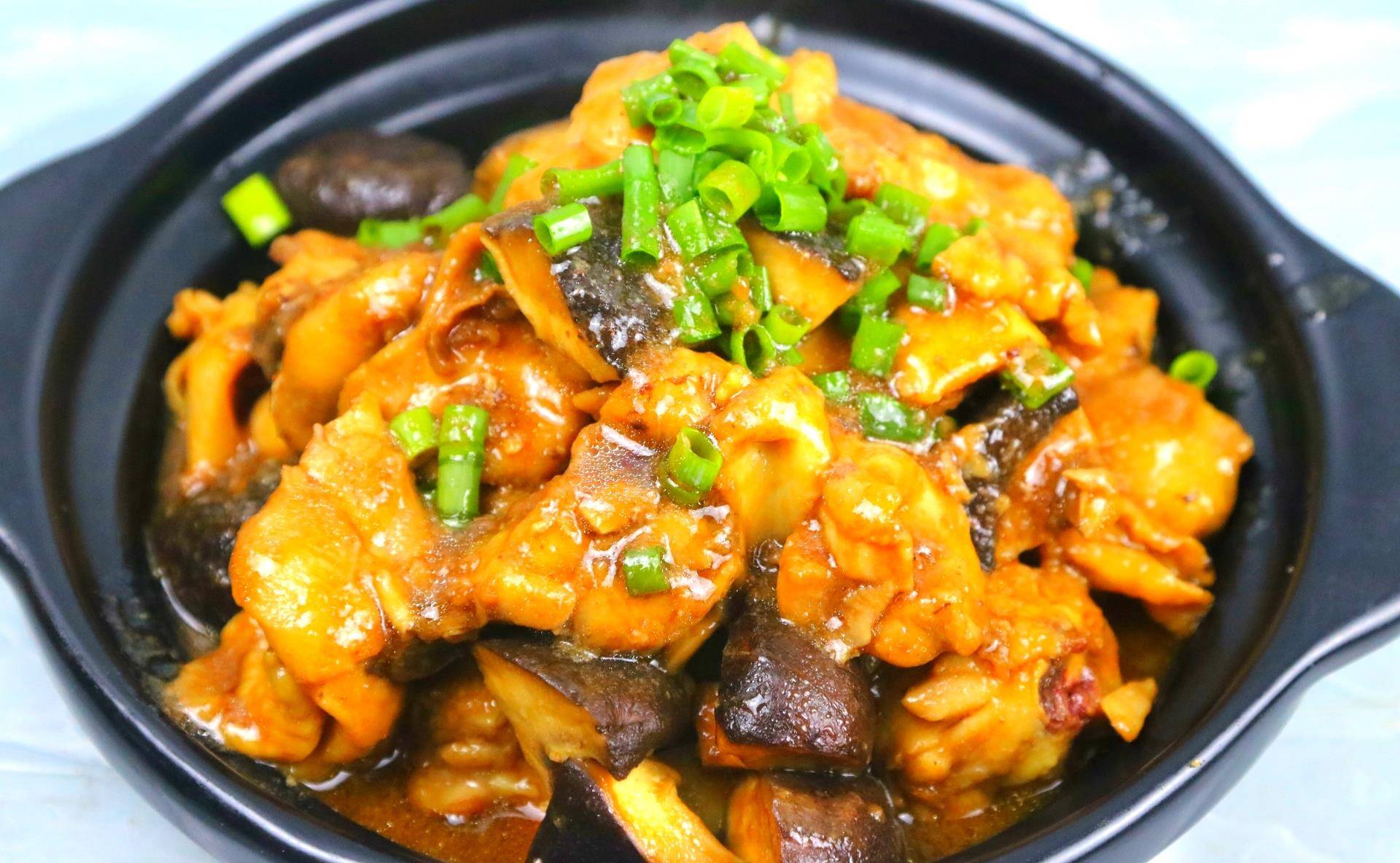 鸡块蒸好后关火,小心取出鸡块,用筷子拌匀,放入砂锅中,最后撒上少许