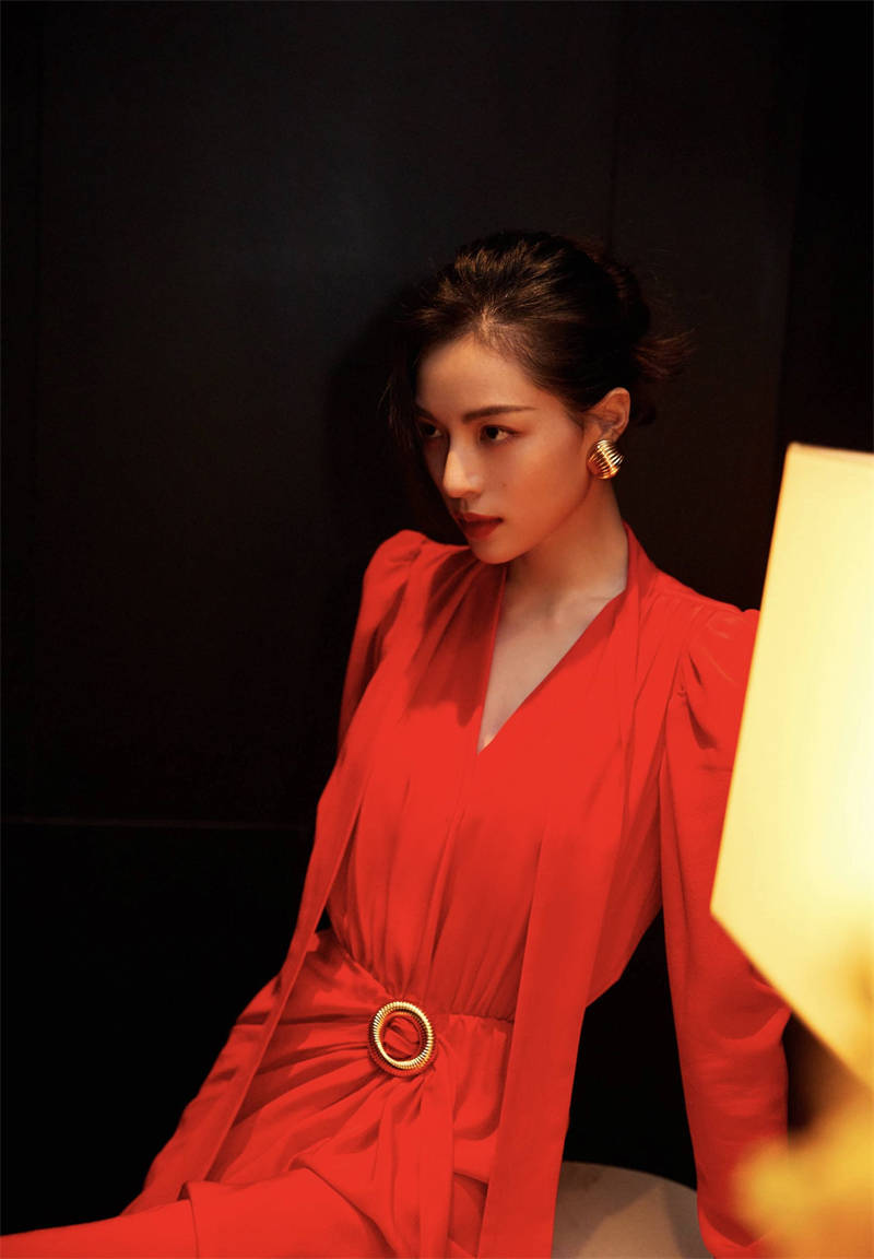 30岁的钟楚曦,港风妆容好像又回到电影《芳华》那个年代!