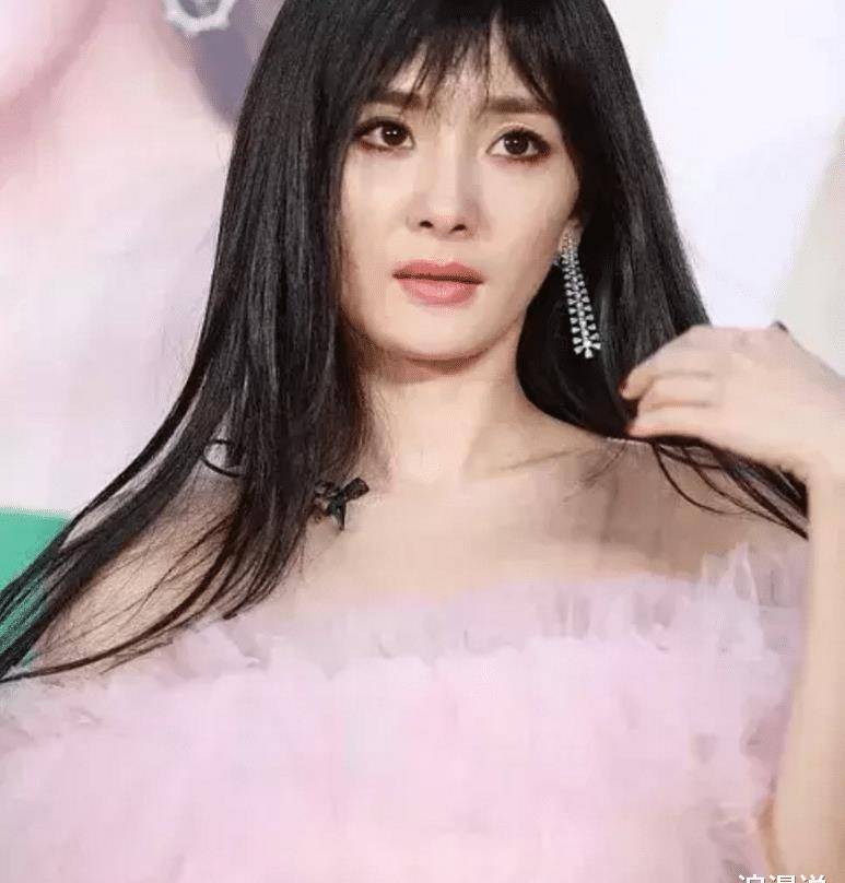 粉色公主裙尽显老气,生图吓退铁粉_女明星_时候_活动