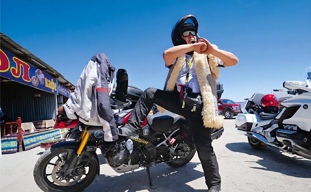 德云社阎鹤祥发文,骑摩托来到阿拉善,正赶回长春德云社参加开箱_事情