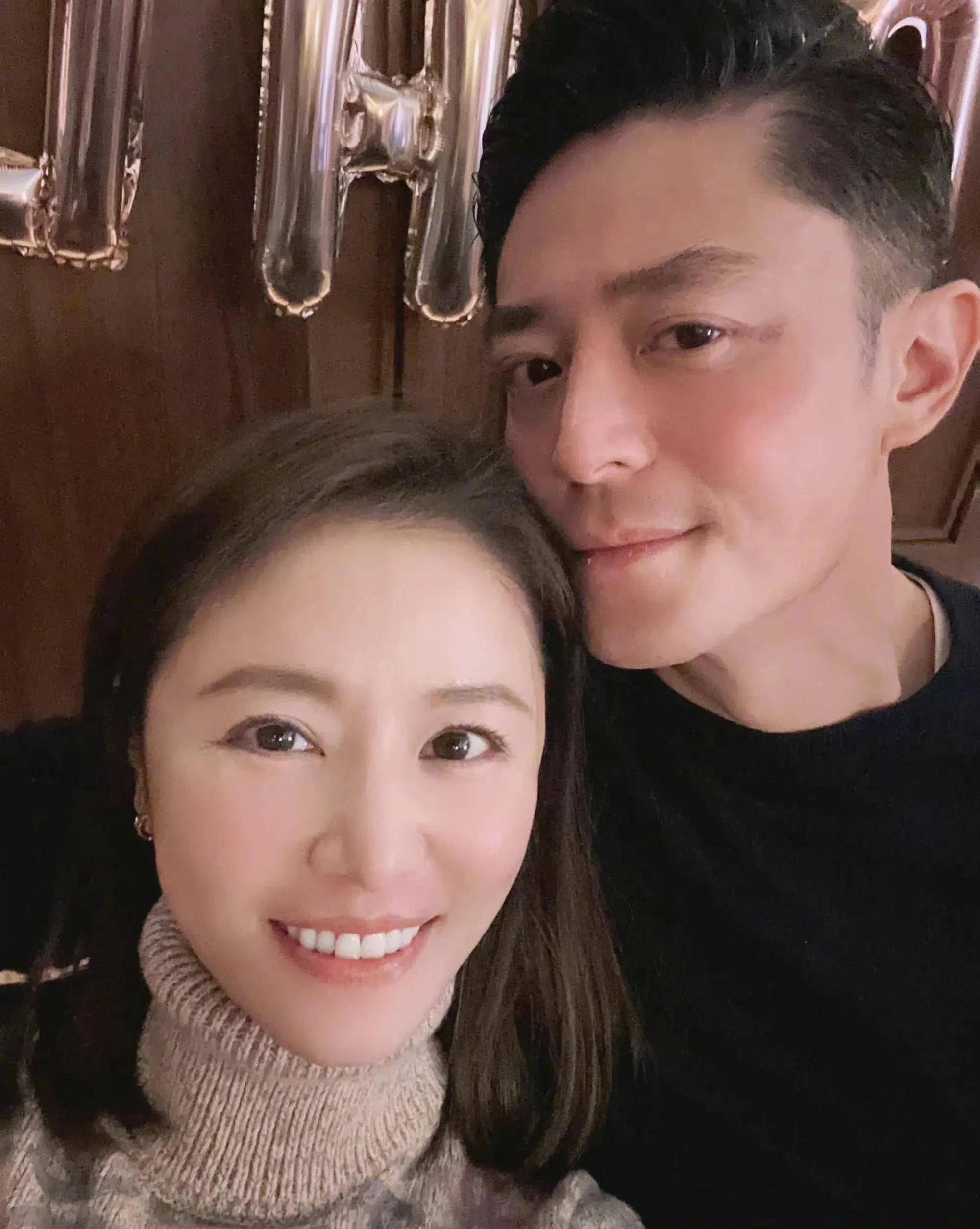 林心如也晒出了跟老公霍建华的合影,两个人依偎在一起,霍建华看来是喝