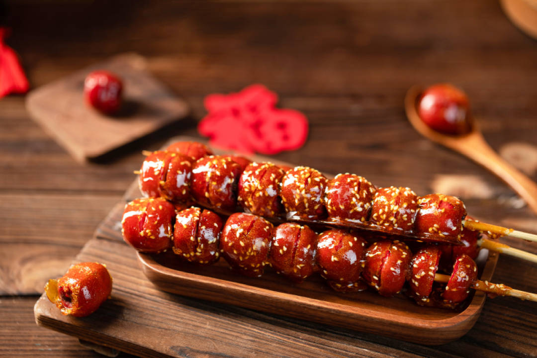 比如:各种水果穿成一串,山药豆,还有山楂里夹豆沙的糖葫芦,品种多样