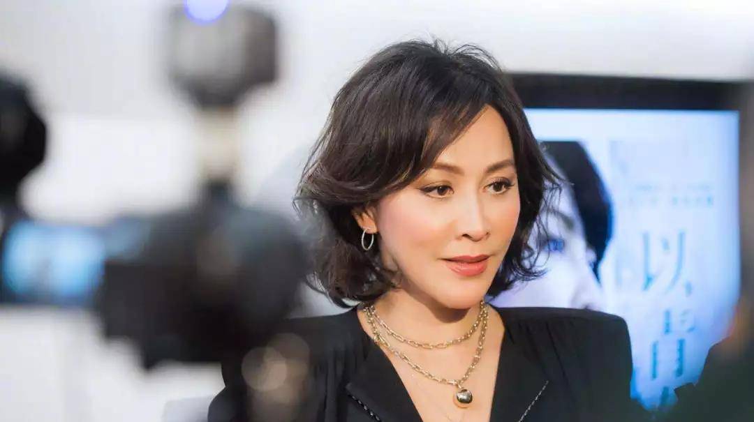 从被嘲"北姑"到一代影后,被拍近照的刘嘉玲,今怎样了_香港_带着_父亲