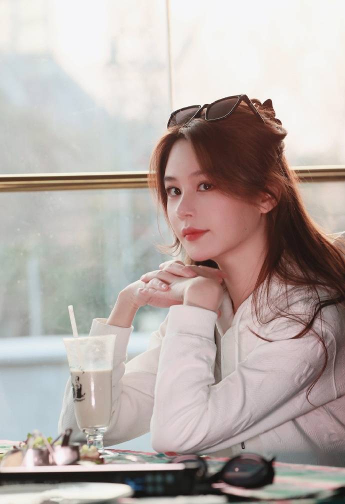 女星邱意浓晒泳衣写真,凸显了美貌,美腿和美腹,充满灵气,太迷人了