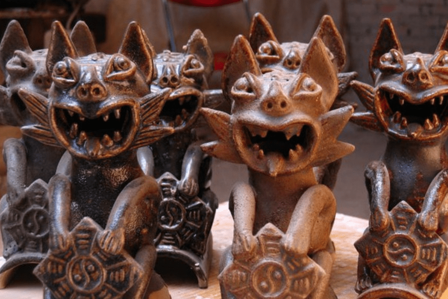 云南屋顶上的瓦兽,身份成谜,专家给出的解释让我们知道一个道理_猫瓦