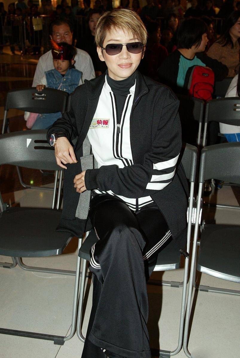 梅艳芳一生未嫁却美得气质,舞台穿搭个性时尚,私服却端庄又高雅_造型