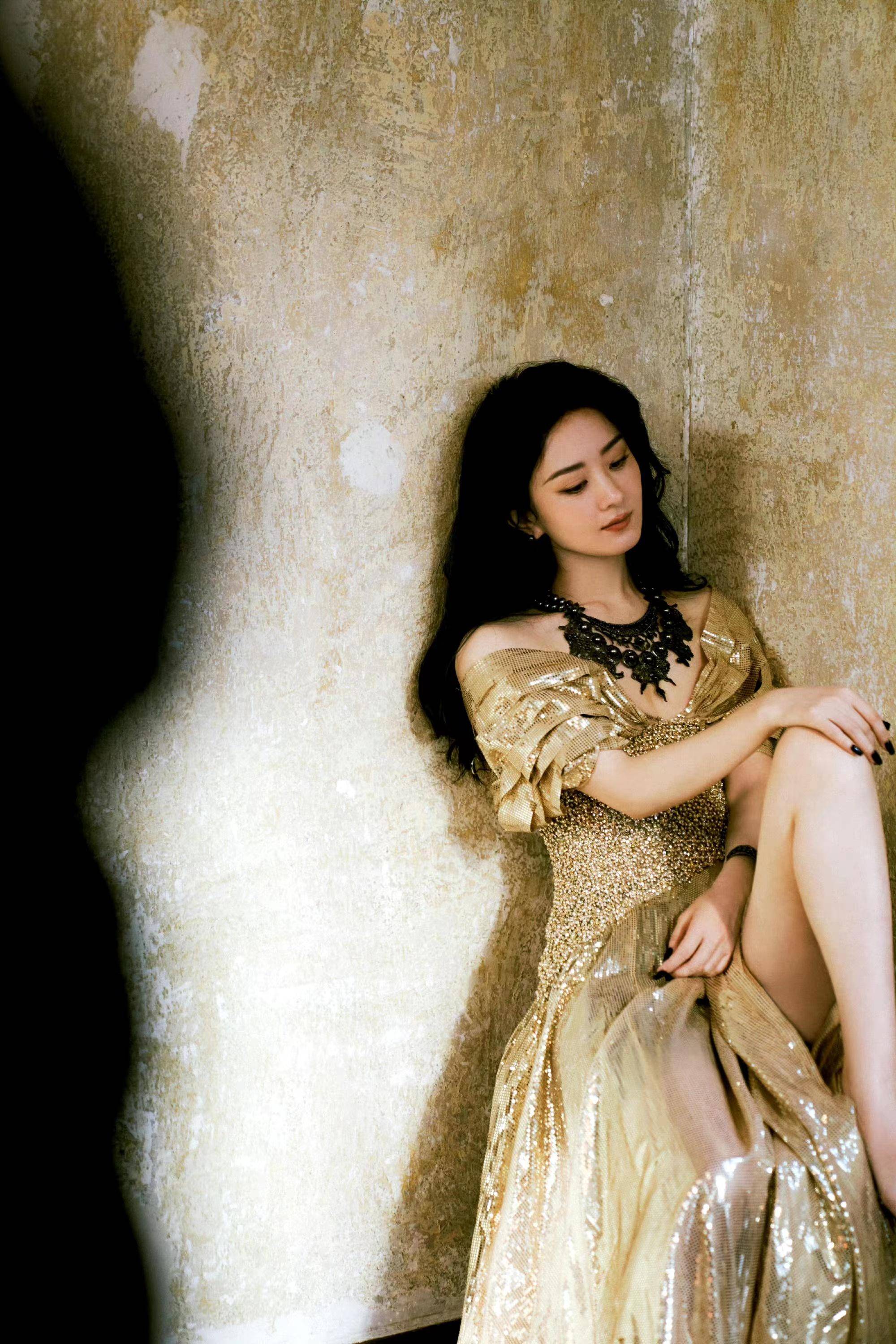 从写真大片来看赵丽颖,也是一改往日的甜美亲和,瞬间变身成豪门千金