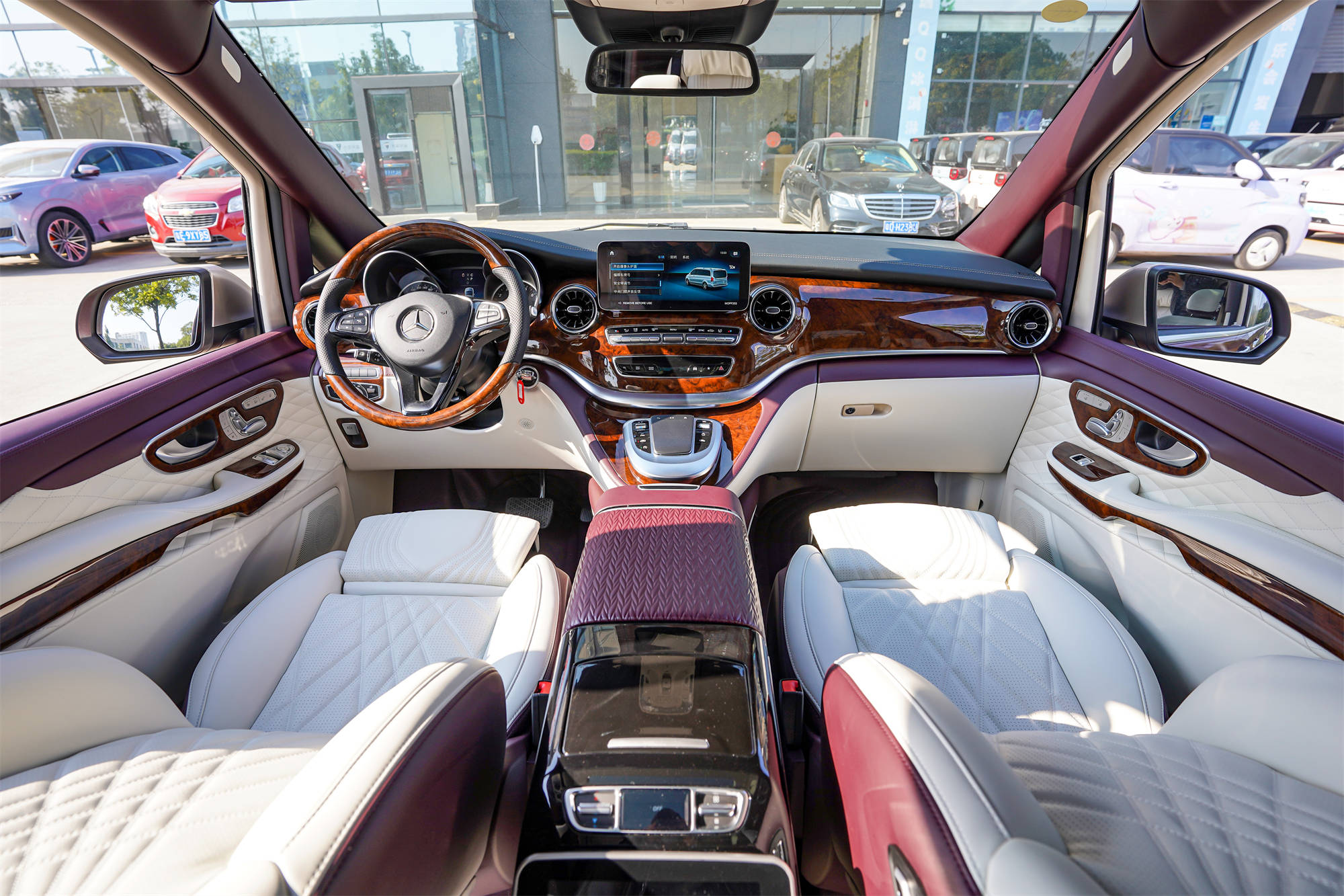 限量双拼色外观,轻奢舒适内饰,全新奔驰v260l商务车排面十足!