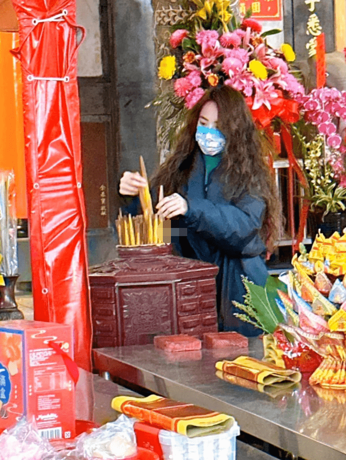 蔡依林新年去烧香拜佛,裹着羽绒服长到脚踝,跟在姐夫后面像小孩_姐姐