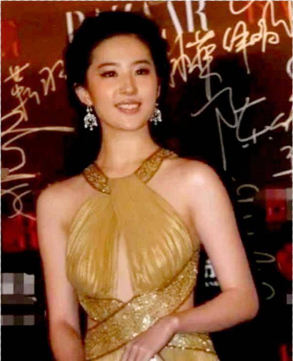 刘亦菲彻底放开了,穿镂空挂脖金色裙,肉感身材都不怕展露吗?