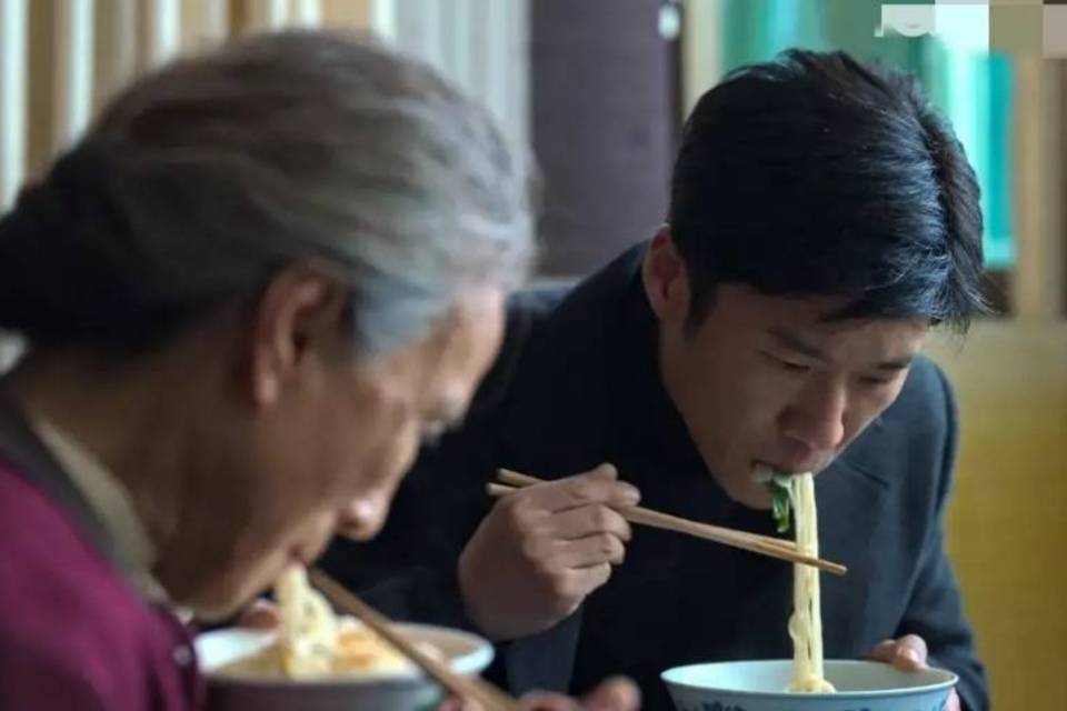 狂飙:在杨健逃离前回家吃妈妈的面这一幕,真是太感人了_杨建_杨妈_儿子