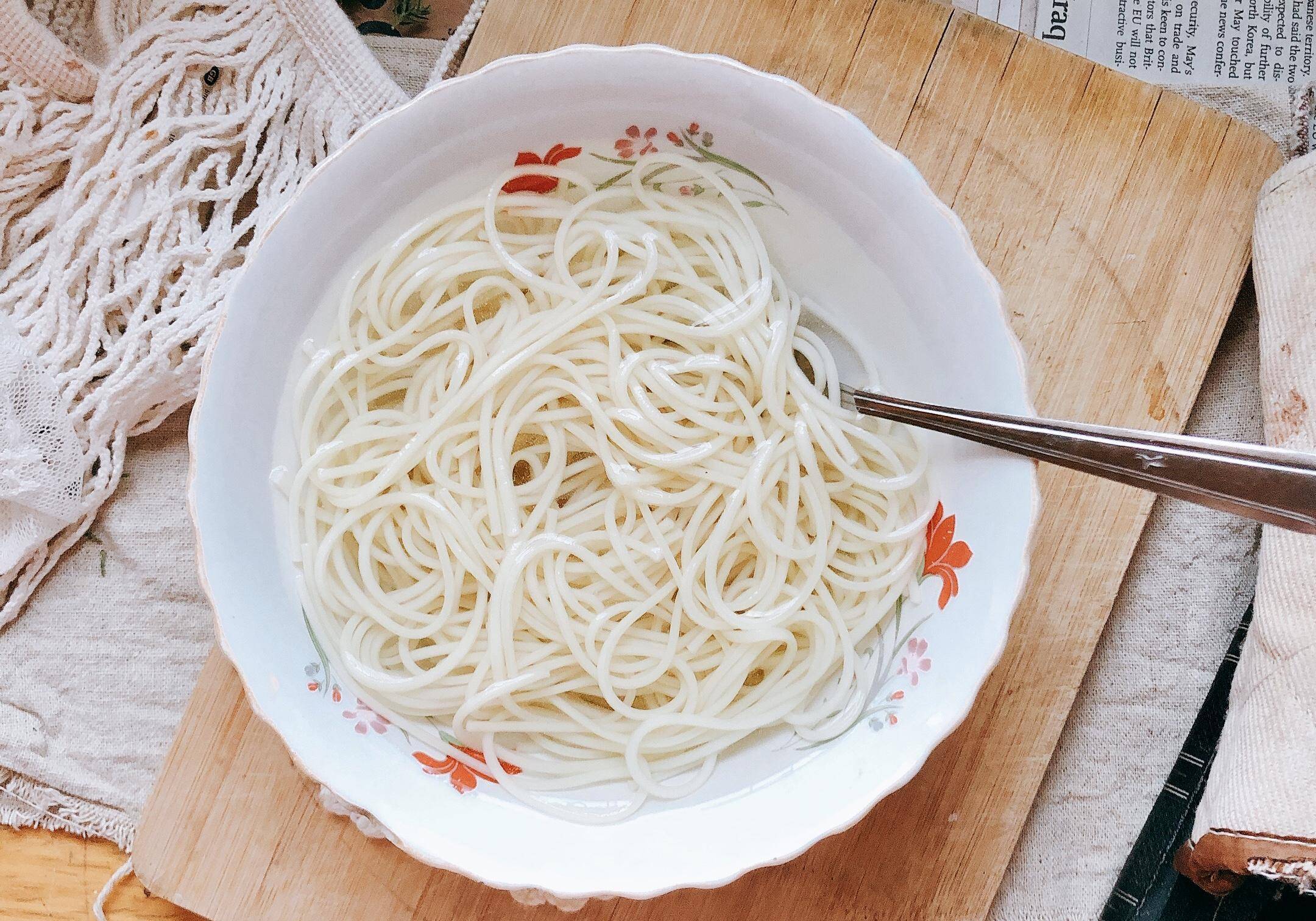 10分钟阳春面|简单美味 连汤带面吃个底朝天_鸡汤_辣椒酱_小时候