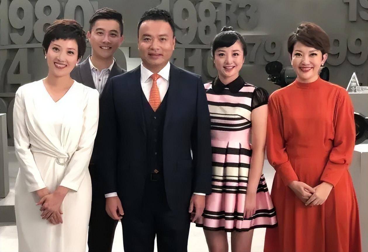 著名主持人郑天亮:嫁大6岁同行,婚后"分居"15年,她幸福吗?