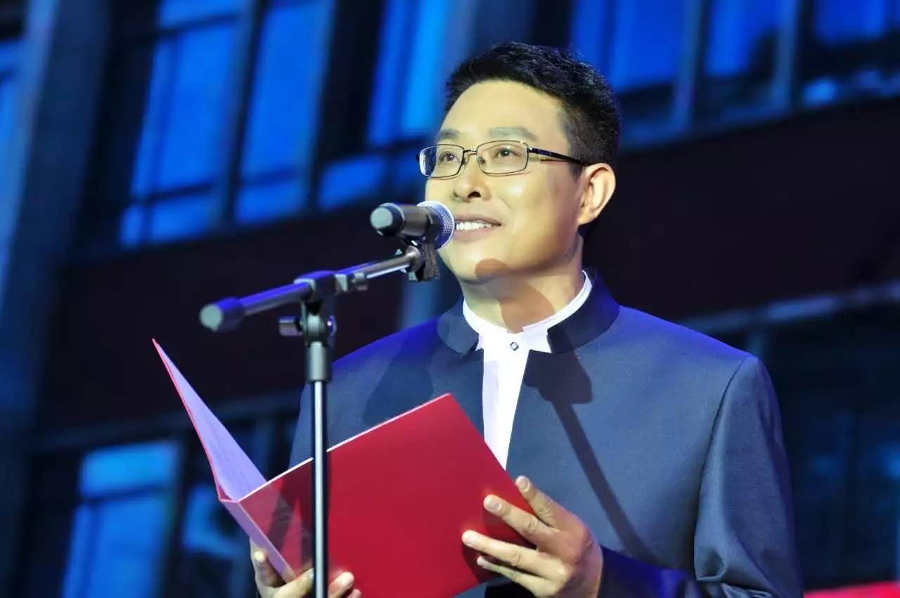 新闻主播崔志刚:做过扳道工,26岁进央视,55岁成就自己美好人生_带着