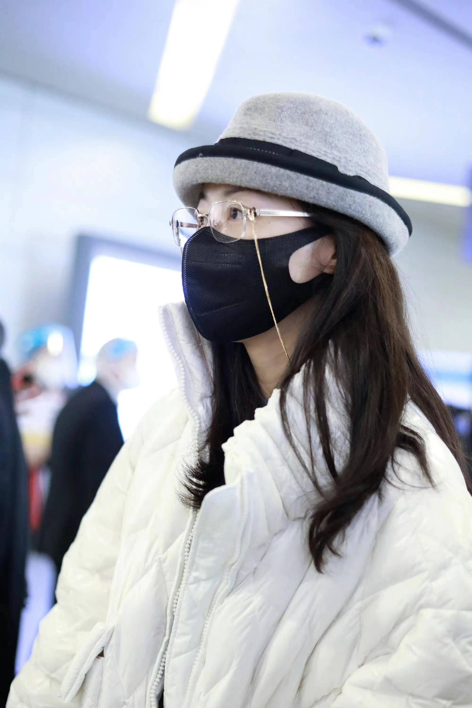 虽然韩雪佩戴了口罩遮面,可是好气质是挡不住的,而且,她的肌肤很白皙