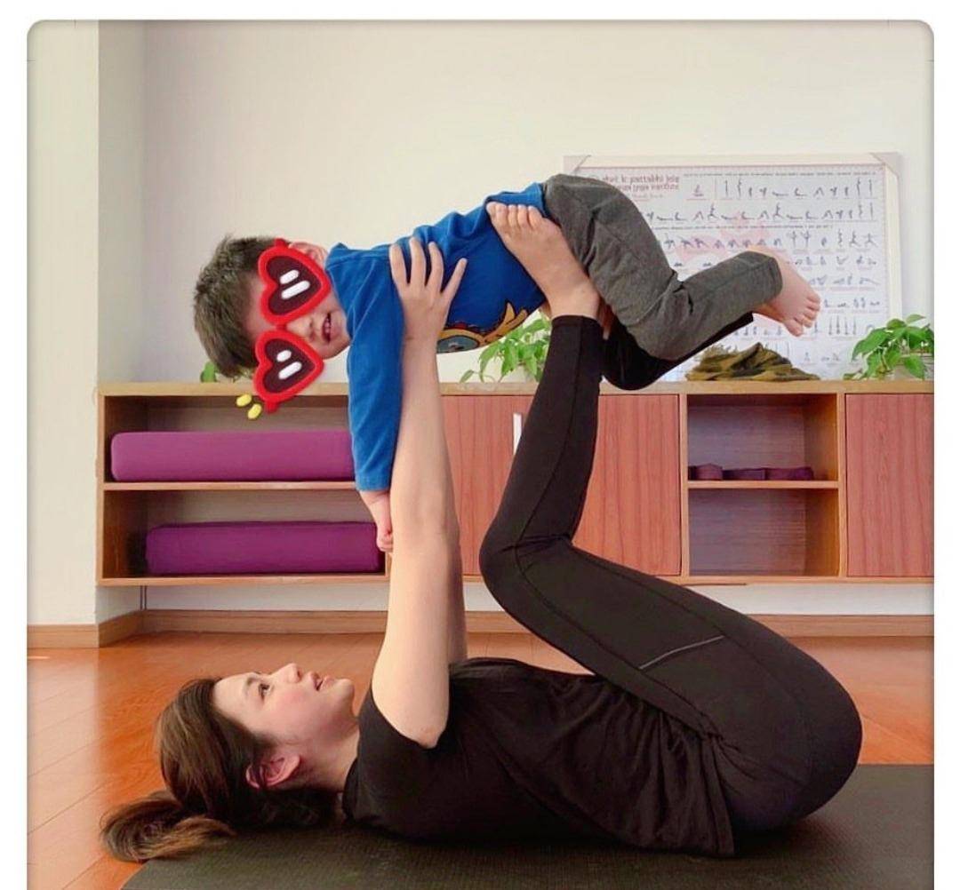 陈妍希做亲子瑜伽,将儿子高高托举,小星星模仿妈妈动作互动有爱_陈晓