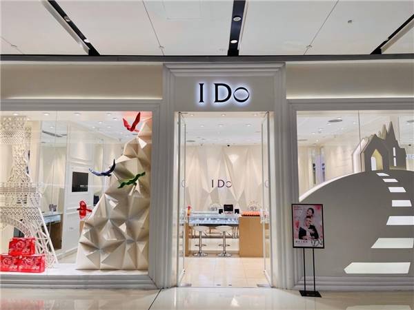 热烈祝贺i do埃菲尔铁塔高端腕表入驻 成都大悦城购物