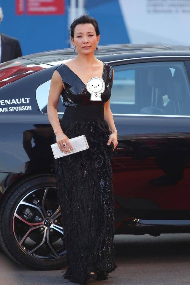 陈冲的"八字"身材真是绝了,都这个岁数还能保持这比例,真羡慕_黑色