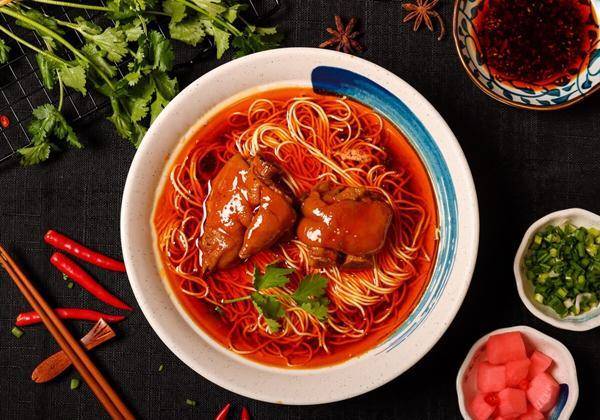 香辣开胃的卤蹄花面,在选料上讲究,五香既好吃又好看_辣椒_市场_花椒